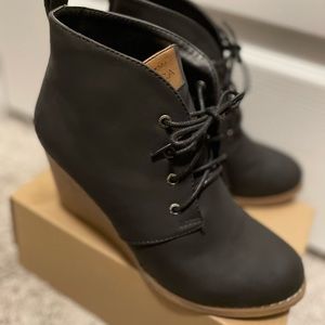 Nautica navy blue wedge ankle boots